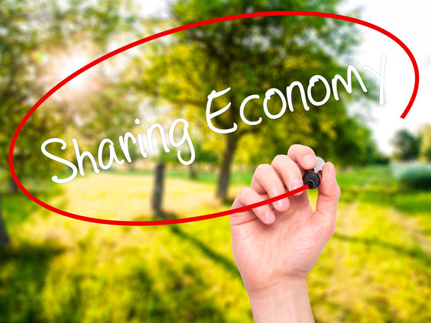 Mann Handschrift Sharing Economy mit schwarzem Marker auf visuelle scr - Foto, Bild