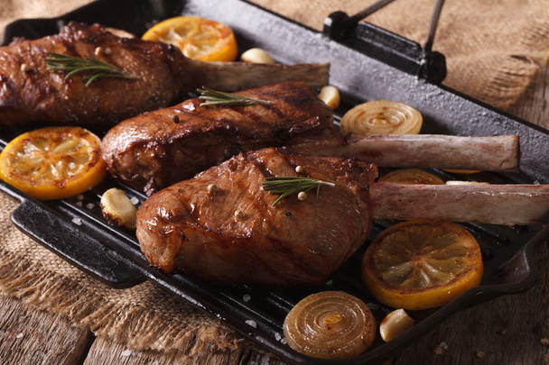 marha steak fűszerek a grill pan közelről az asztalon. H - Fotó, kép