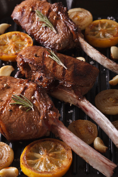 Lezzetli sığır eti biftek ızgara baharatlar ile kapatın. Dikey - Fotoğraf, Görsel