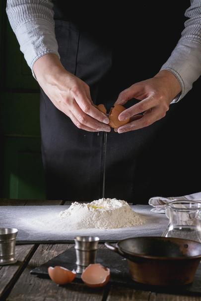 Making the dough by female hands - Foto, Bild