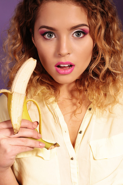 beautiful young woman eating banana - Valokuva, kuva