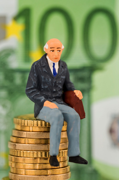 Пенсионеры сидят на стопке денег
 - Фото, изображение