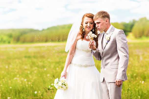 šťastná nevěsta a ženich v jejich svatební den - Fotografie, Obrázek
