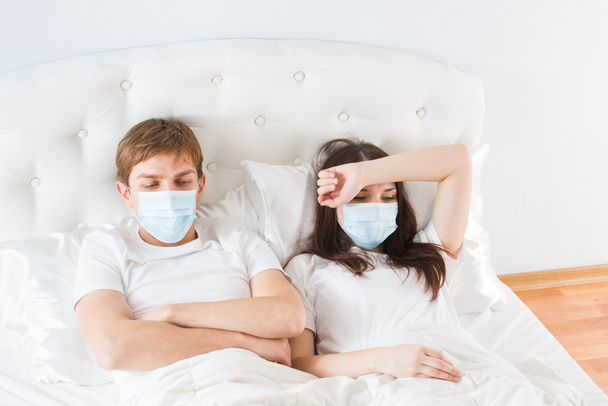 coppia a letto che soffre di raffreddore comune
 - Foto, immagini