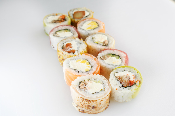 Insieme dei sushi. Rolls con salmone e verdure - Foto, immagini