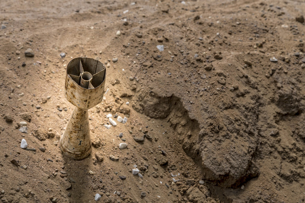старая граната внутри песка пустыни
 - Фото, изображение