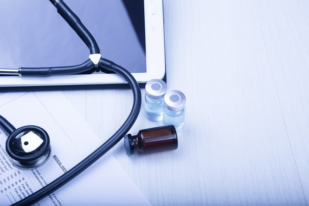 Doktor tonda mavi masada tıbbi cihazlarda - Fotoğraf, Görsel