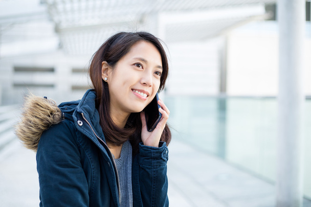 Mujer joven hablando por teléfono - Foto, imagen