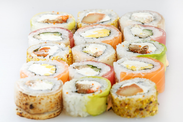 Jeu de sushi. Rouleaux au saumon et légumes - Photo, image