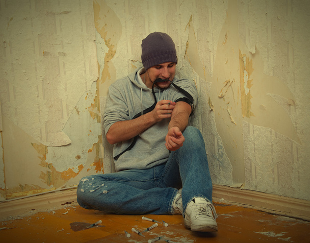 kötü adam - bağımlısı uyuşturucu kullanan bir şırınga ile - Fotoğraf, Görsel