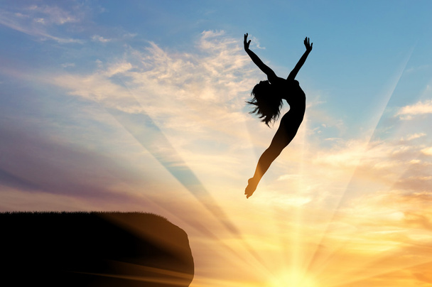 Sylwetka szczęśliwy kobiety skoki  - Zdjęcie, obraz