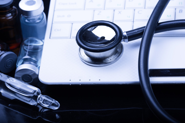 dispositivi medici sul tavolo al medico con blu tonica
 - Foto, immagini