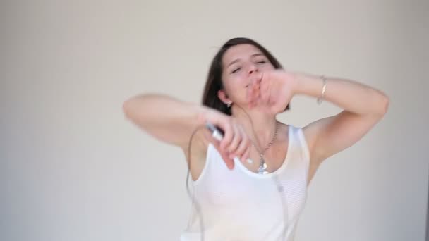 Woman dancing with earbuds - Footage, Video