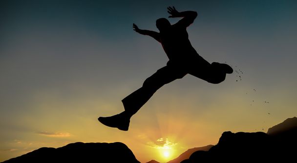 hyppääminen mies & energinen ihmiset
 - Valokuva, kuva