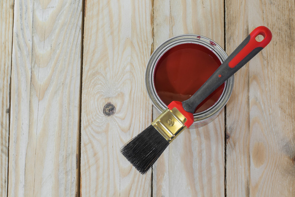 Placa de madeira com uma lata de pintura antes de pintar
 - Foto, Imagem