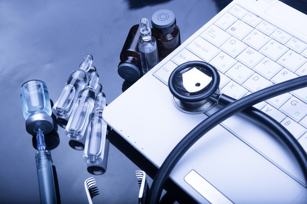 dispositivos médicos sobre a mesa no médico com tonificação azul
 - Foto, Imagem