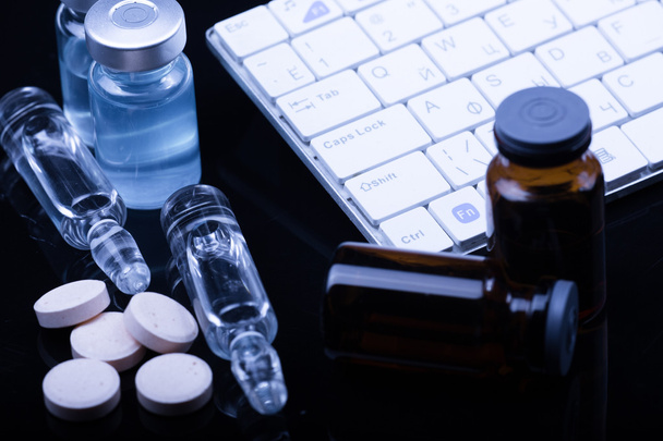 Medizinprodukte auf dem Tisch beim Arzt mit Blautönen - Foto, Bild