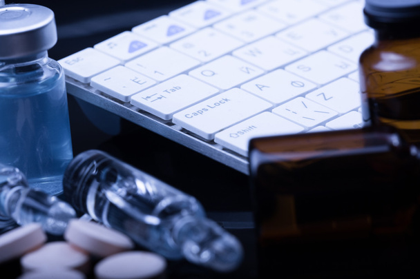 медицинские приборы на столе у врача с синим тоном
 - Фото, изображение
