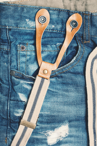 Jeans com buracos especialmente criados Idoso e suspensórios de perto
 - Foto, Imagem