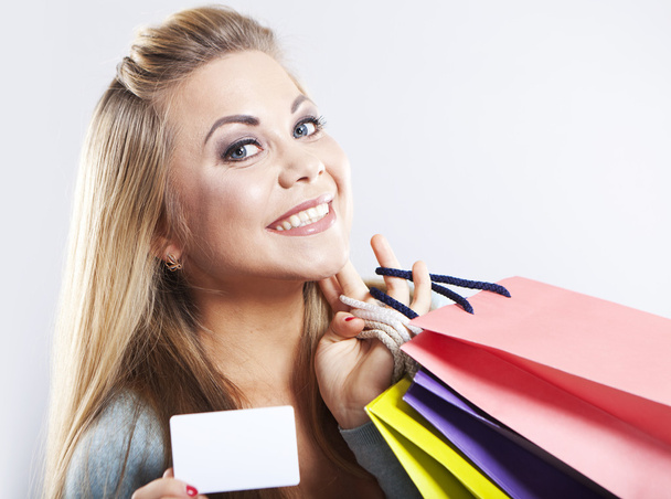 Mutlu sarışın kadın tutun alışveriş çantası. Kredi kartı ile alışveriş. Gülümseyen kız - Fotoğraf, Görsel