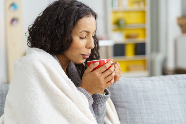 Cold young woman enjoying winter coffee - Foto, Imagen