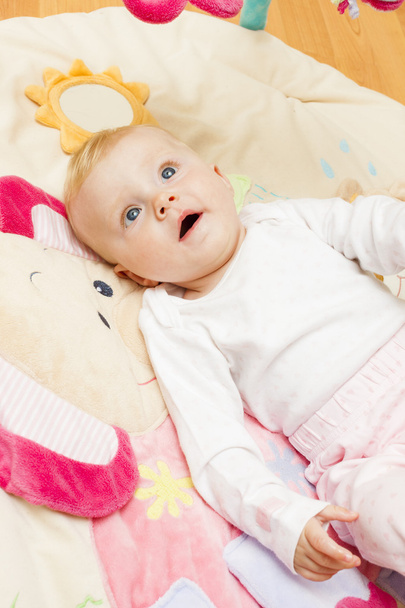 bébé fille couché sur tapis de jeu
 - Photo, image