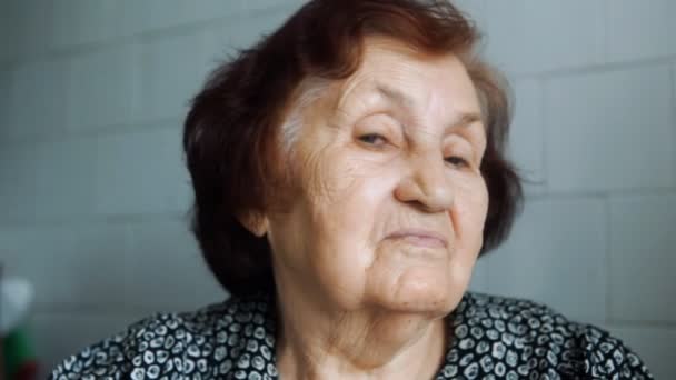 πορτρέτο μιας ηλικιωμένης γυναίκας - Πλάνα, βίντεο
