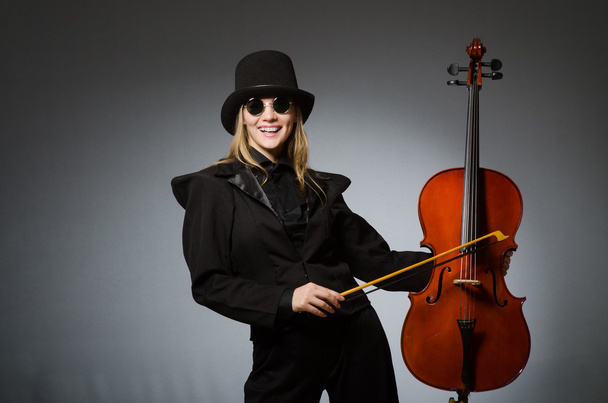Mujer tocando violonchelo clásico en concepto de música
 - Foto, Imagen