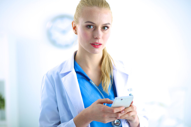 Young woman doctor  using  your phone - Foto, Imagem
