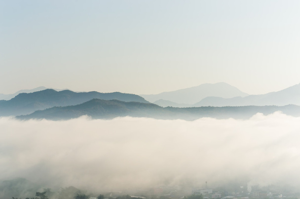Ορεινή φύση της γρήγορης κίνησης ομιχλώδη σύννεφα - Φωτογραφία, εικόνα