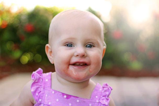 Super blij lachende babymeisje buiten - Foto, afbeelding