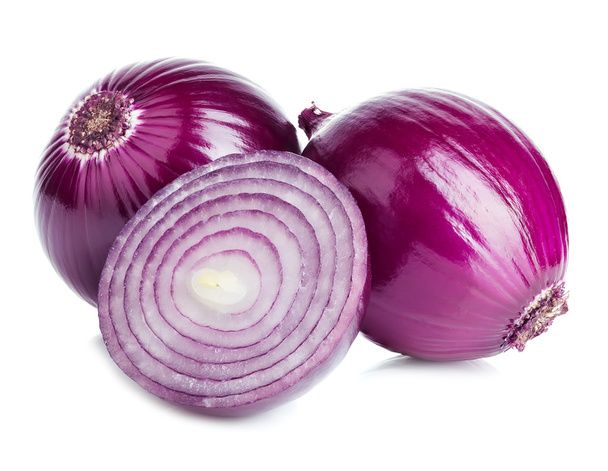 Red sliced onion isolated on a white background. - Foto, afbeelding