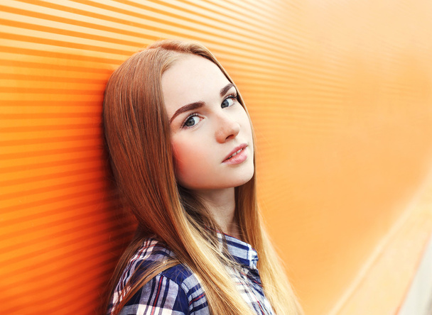 Portrait closeup beautiful young girl over colorful background - Foto, Imagen