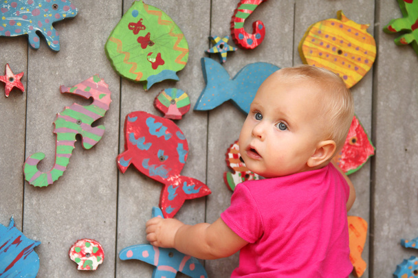 Симпатичная девочка играет на детской площадке
 - Фото, изображение