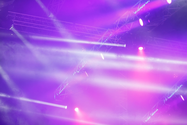Koyu bir arkaplan karşısında konser ışıkları - Fotoğraf, Görsel