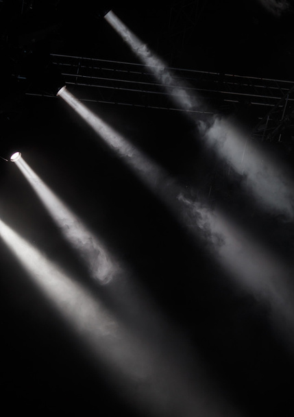 φωτισμός συναυλιών σε σκοτεινό φόντο - Φωτογραφία, εικόνα