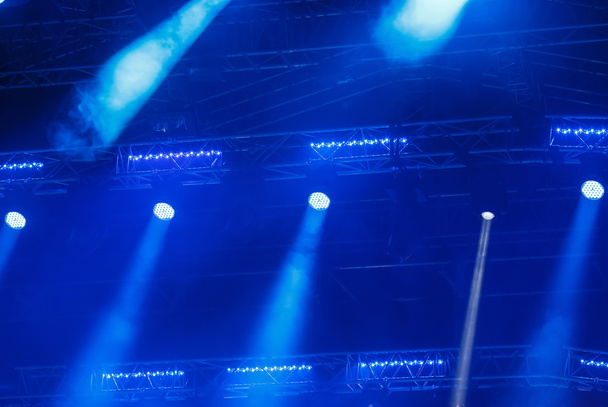 Koyu bir arkaplan karşısında konser ışıkları - Fotoğraf, Görsel