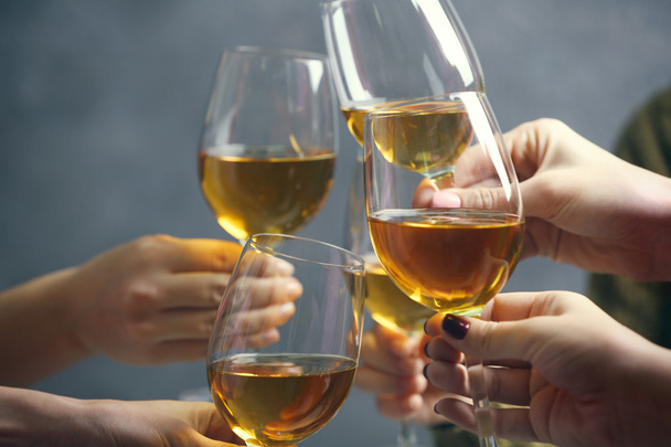 陽気な休日にワインのグラス - 写真・画像
