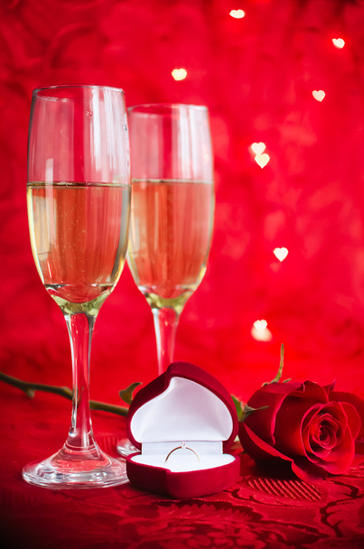 Fondo de San Valentín con champán, anillo y rosa
 - Foto, imagen