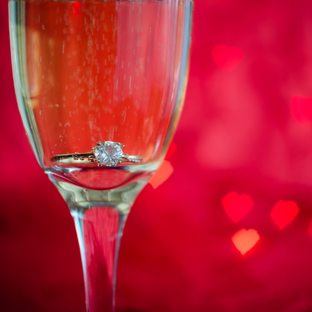 Propuesta con anillo en copa de champán
 - Foto, Imagen