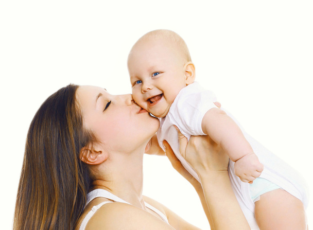 Mère heureuse tenant sur les mains et embrassant son bébé mignon sur whi
 - Photo, image