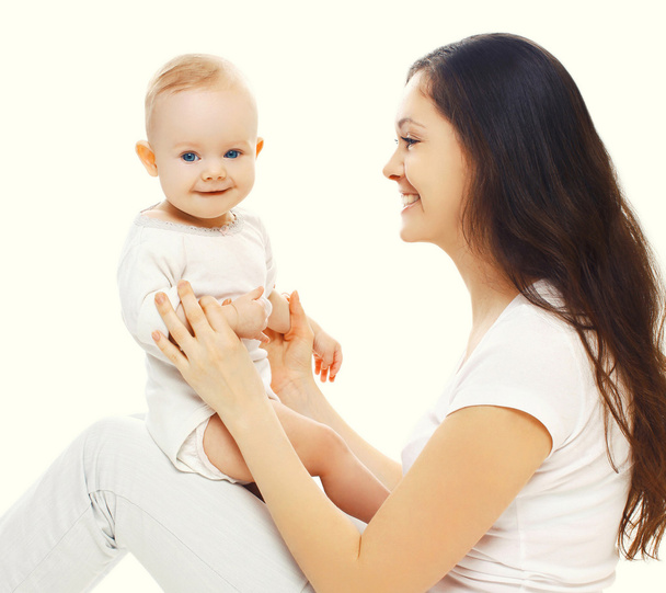 Onnellinen hymyilevä äiti ja vauva hauskaa yhdessä valkoinen bac
 - Valokuva, kuva