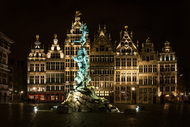 Brabo fontein en guild huizen op de grote markt, Antwerpen, België - Foto, afbeelding