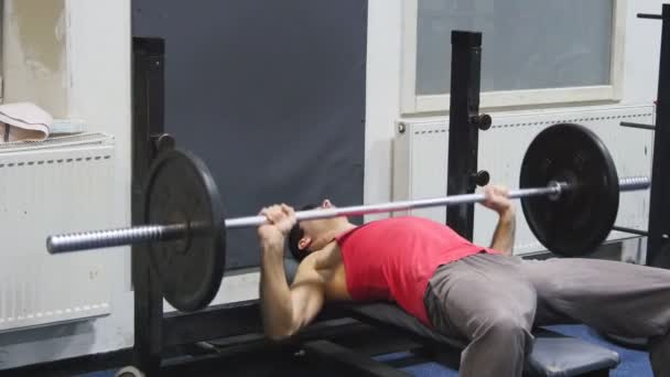 Men lifts up a barbell as a chest exercise - Footage, Video