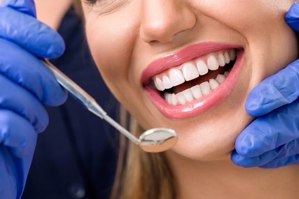 Smiling woman at dentist - Фото, зображення