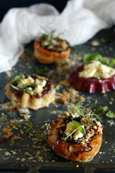 Karamellizált hagymával és sajttal Dorblu Tarte Tatin - Fotó, kép