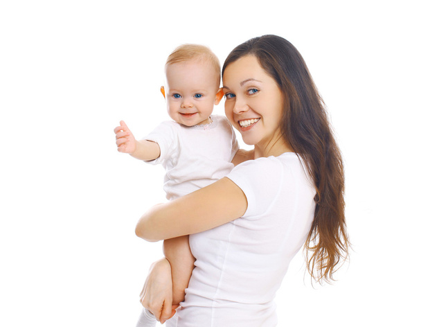 Onnellinen hymyilevä äiti halaus vauva valkoisella taustalla
 - Valokuva, kuva