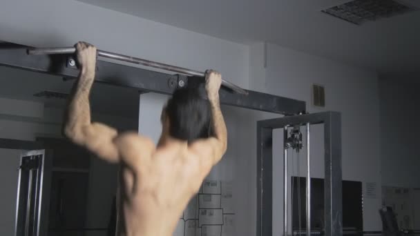 Homem fazendo um músculo no ginásio
 - Filmagem, Vídeo