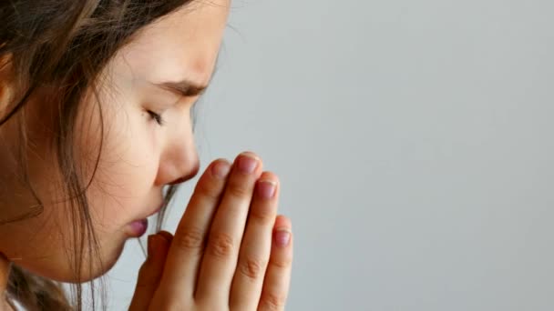 lány tini imádkoznak egyházi imádság az Istenben való hit - Felvétel, videó
