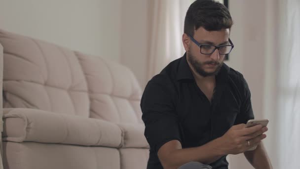 man using smartphone - Filmati, video